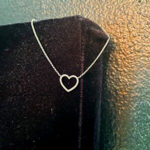 Diamond heart-shaped charm bracelet in white gold